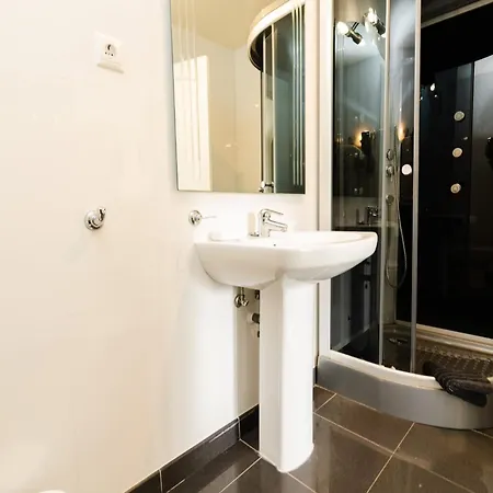 In With Private Pool And Villa *